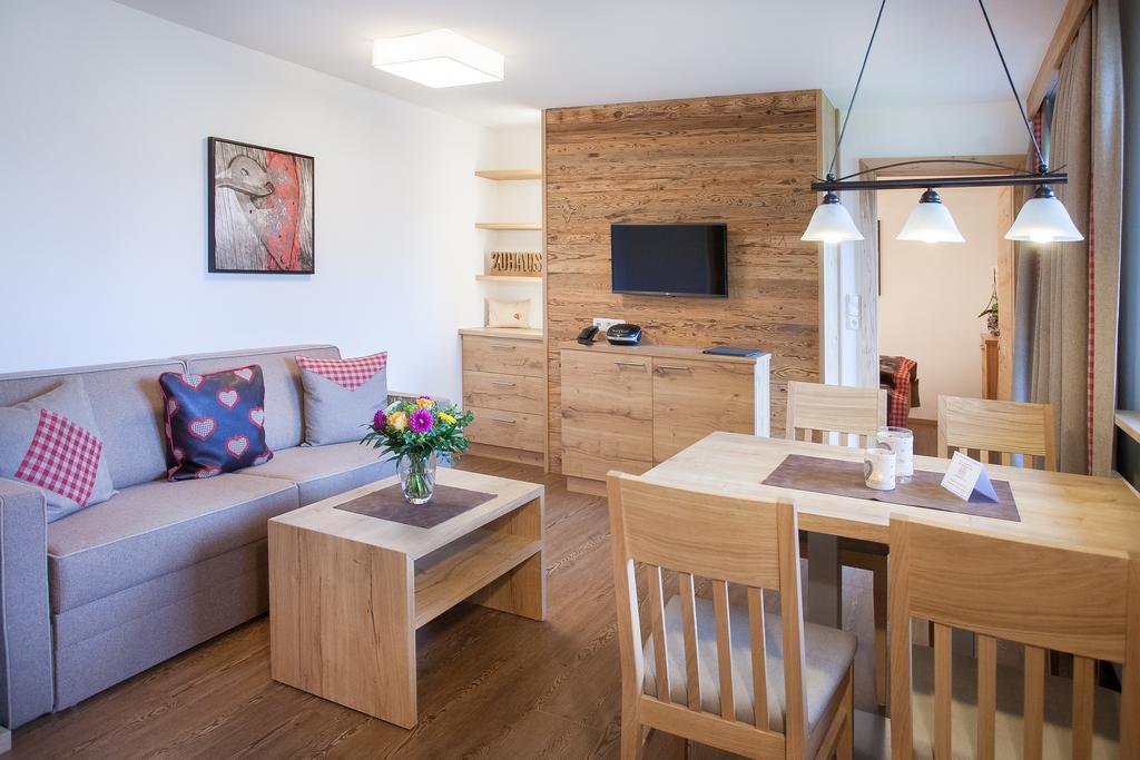 Alpenherz Ferienwohnungen ペルティサウ 部屋 写真